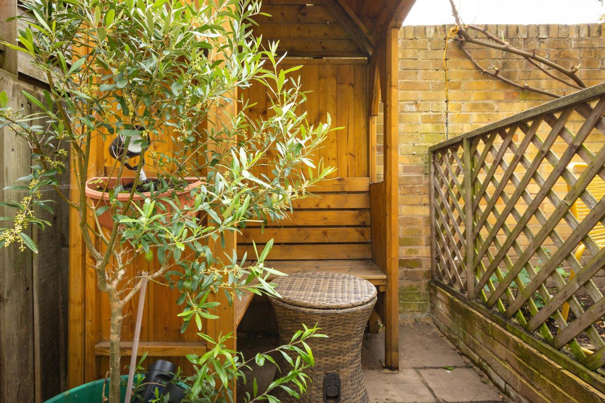 Secluded 1br With Garden Near Vibrant Dalston Londra